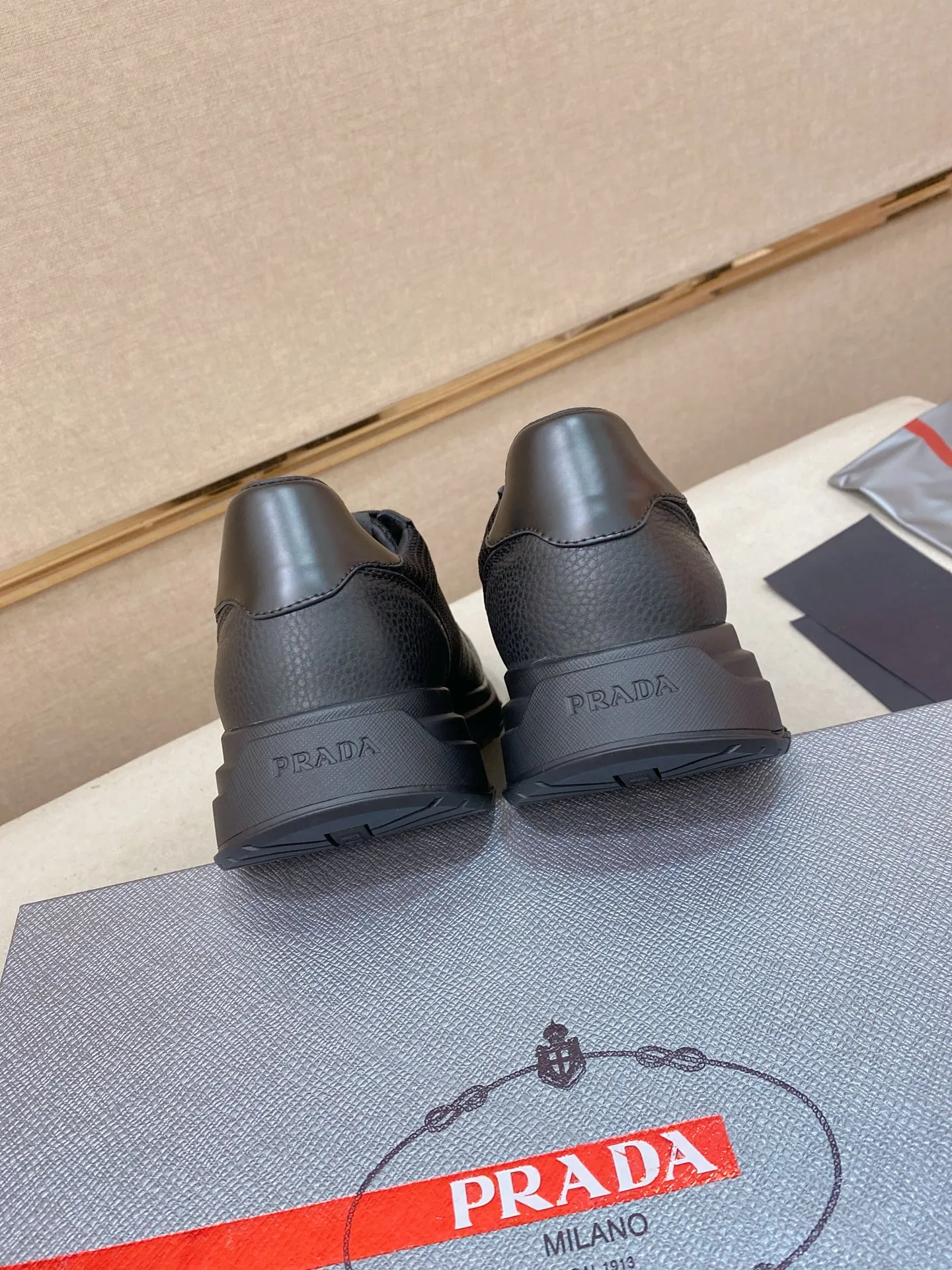 Men's shoes 💰 580💰 ✔️✔️✔️High version High-quality new PRADA (Prada) counters are launched simultaneously, new men's shoes, 😘fabrics are selected from first-layer cowhide fabrics. Lining: Imported cowhide leather lining. 👍🏿High-end☄️Open-molded non-slip rubber outsole, exquisite lines, simple and elegant, comfortable and high-end for leisure travel. Code number: 38 to 45